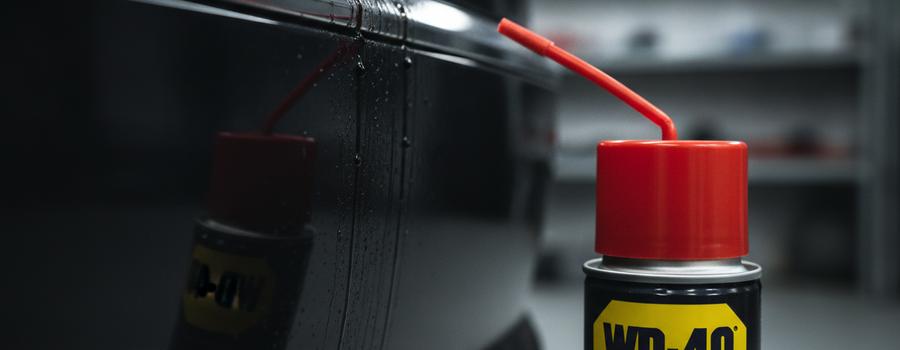 Czy WD-40 rozpuszcza smołę?